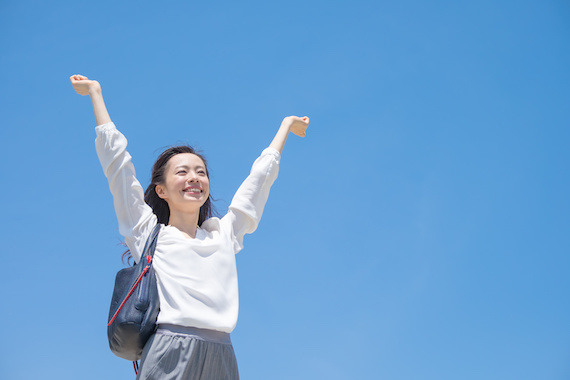 万歳をする女性
