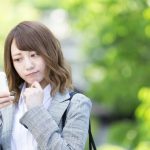 スマホを見て困る女性