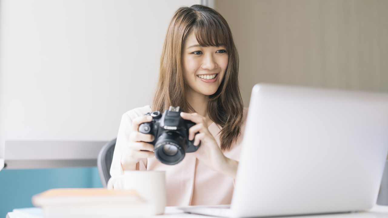 カメラを持つ女性