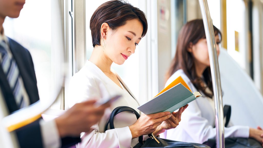 本を読む女性