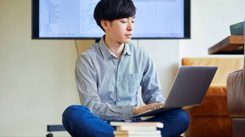 パソコンを操作する男性