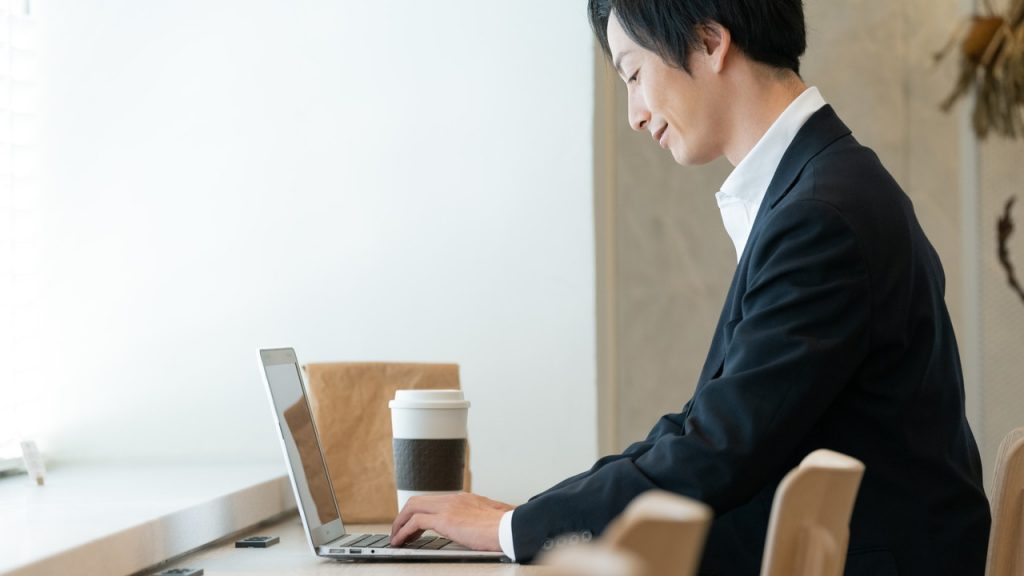 カフェでパソコンを操作する男性