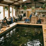 カフェスペースと釣り堀が一体になった店舗