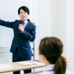 講師